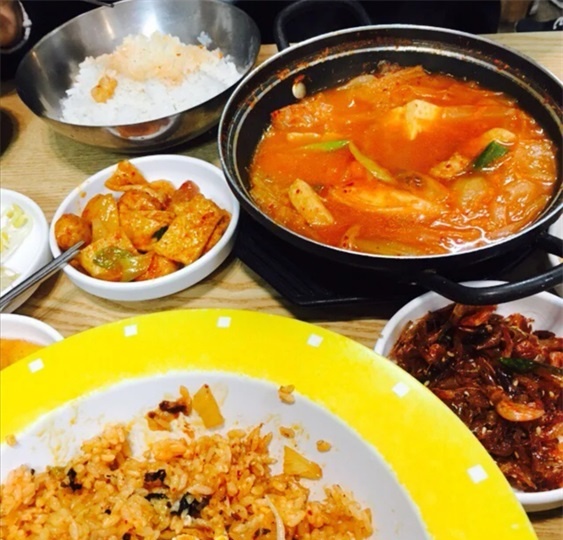 韩国东亚大学附近的美食：泡菜汤+泡菜炒饭