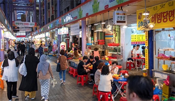 在街头上品尝到的釜山旅行的乐趣